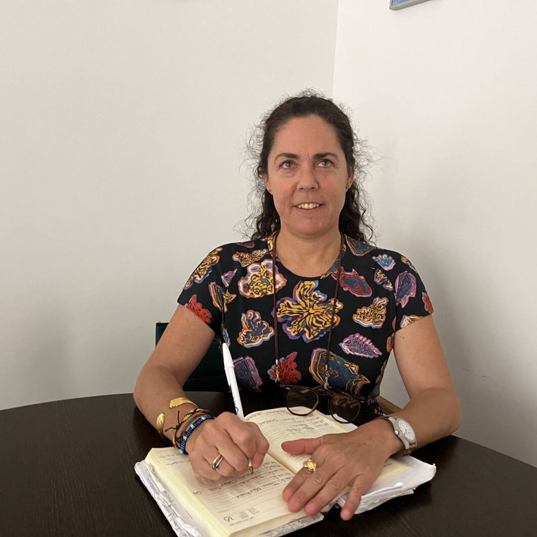 Sesión de psicología en PsicoSevilla Psicóloga de PsicoSevilla tomando notas durante una sesión